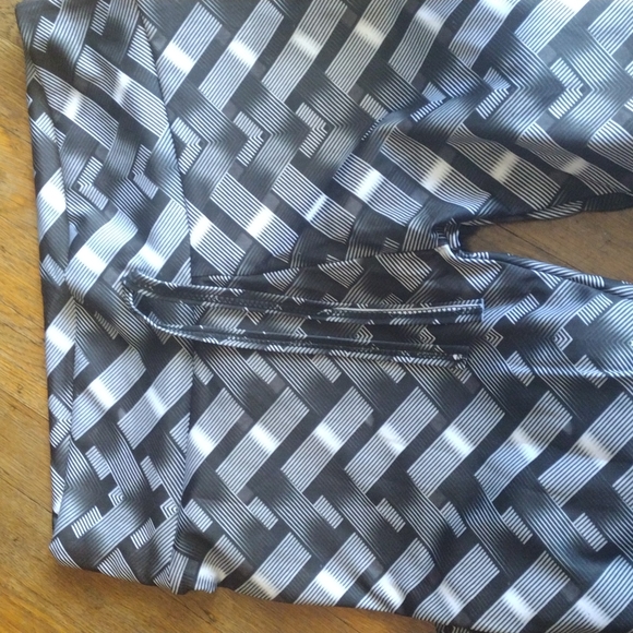 Elastic Band Printed Yoga High Waisted Leggings. One Color Multiple Sizes - Picture 6 of 6